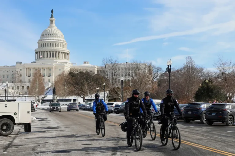 El Congreso estadounidense da luz verde a histórico pacto presupuestario: Estados Unidos emprenden un camino hacia la estabilidad económica y política.